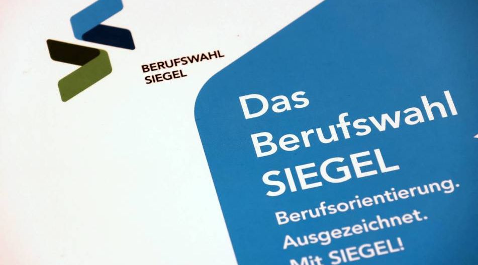 Das Bild zeigt das "Berufswahl Siegel", ein Zertifikat für ausgezeichnete Berufsinformations- und Berufsorientierungsangebote. Es enthält das Logo des Siegels sowie den Text "Das Berufswahl SIEGEL" und "Berufsorientierung. Ausgezeichnet. Mit SIEGEL!".