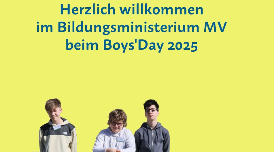 Plakat zum Boys’Day 2025 mit hellem gelbem Hintergrund. Oben steht der bunte Schriftzug „Jungen-Zukunftstag Boys’Day“. Darunter der Willkommensgruß des Bildungsministeriums MV. Drei Jungen stehen vor einem Schild des Ministeriums.