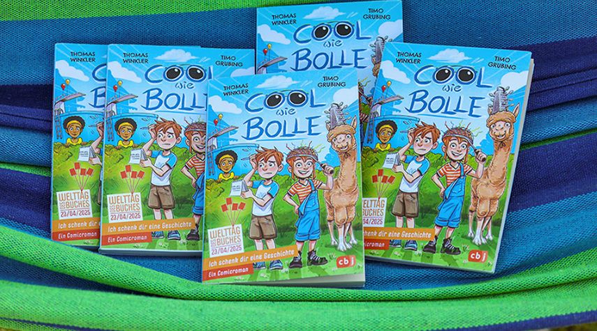Fünf Exemplares des Comics "Cool wie Bolle" liegen leicht übereinander in einer grün-blauen Hängematte.