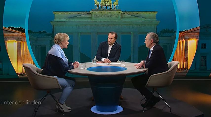 Bildungsministerin Simone Oldenburg diskutiert mit unter-den-linden-Moderator Thomas G. Becker und dem Bundestagesabgeordneten Thomas Jarzombek in einem Fernsehstudio über Bildungspolitik.