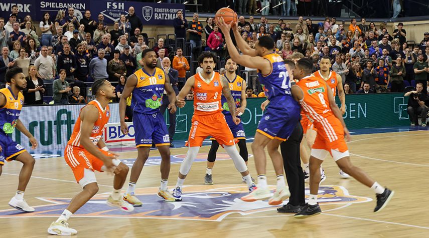 Eine Szene aus dem Bundesliga-Basketballspiel zwischen den Rostock Seawolves und Ratiopharm Ulm.