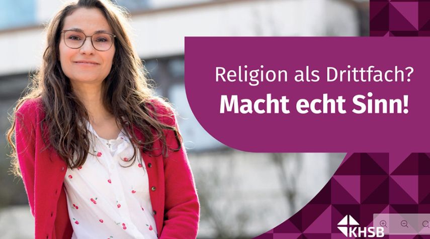 Junge Frau mit Brille und pinker Strickjacke vor unscharfem Hintergrund. Daneben der Schriftzug: „Religion als Drittfach? Macht echt Sinn!“ sowie das KHSB-Logo.