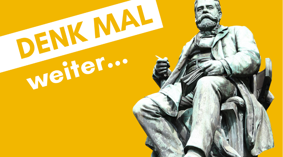 Statue eines sitzenden Mannes vor gelbem Hintergrund; daneben steht schräg der Text „DENK MAL weiter…“.