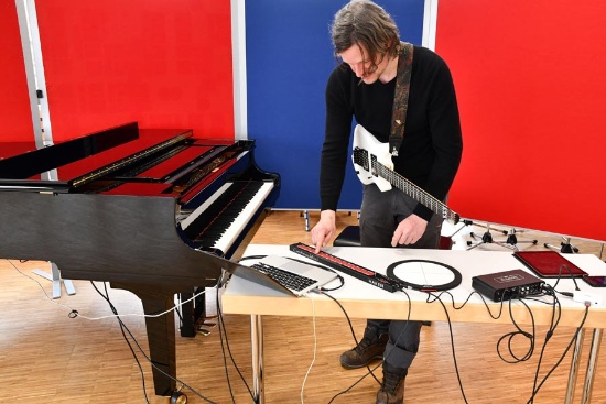 Christian Kuzio präsentiert den Einsatz von digitalen Klangerzeugern. Foto: A. Thönes (hmt)