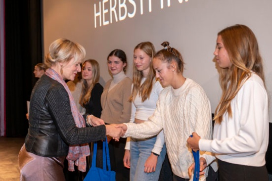 Bildungsministerin Simone Oldenburg ehrt die Leichtahtletinnen der Christopherusschule Rostock