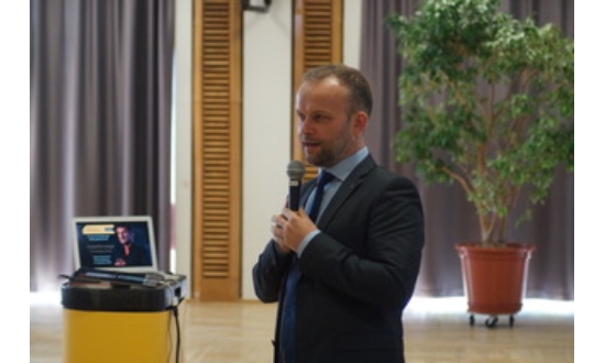 Silvio Witt, der Bürgermeister Neubrandenburgs, begrüßt die Teilnehmer 