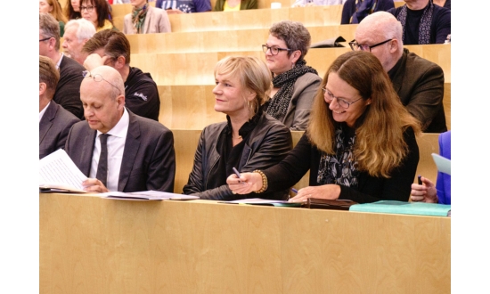 Eröffnet wurde die Veranstaltung unter anderem von Bildungsministerin Bettina Martin (r.) und Dr. Uwe Viole, Direktor des IQ M-V (l.). Auch Simone Oldenburg (m., Die Linke) hat am Schulkongress 2019 teilgenommen.
