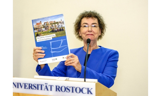 Margit Haupt-Koopmann, Vorsitzende der Geschäftsführung der RD Nord der Bundesagentur für Arbeit, stellte das Handbuch "Berufliche Orientierung wirksam begleiten" vor.
