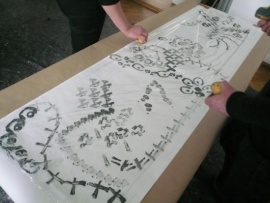 Stempeln auf Folie beim Workshop "Künstlerische Forschung - Linien und Notate", Foto: Ines Sodmann