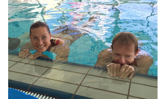 Teilnehmer der Fortbildung Schwimmmethodik im Wasser